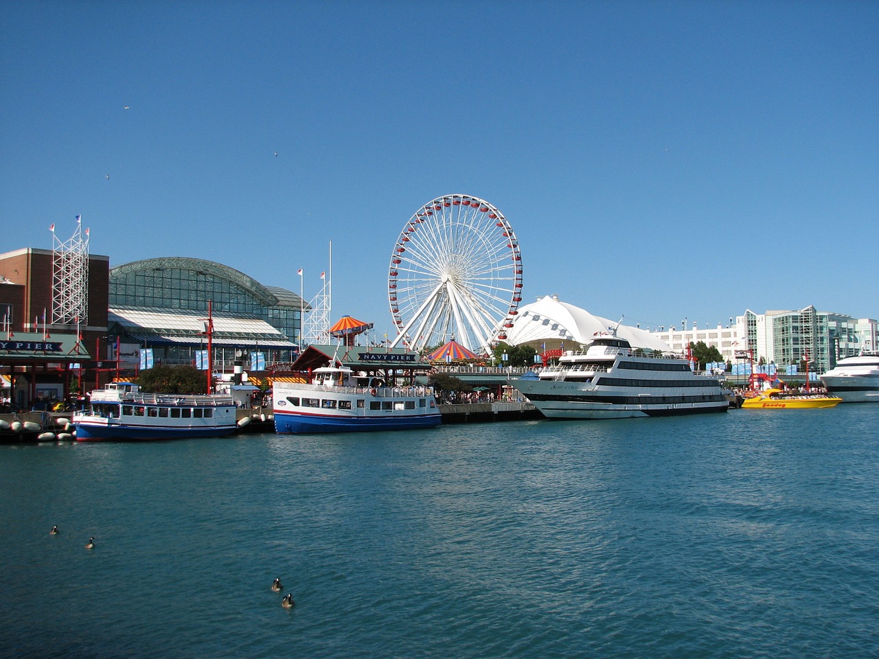 Image of Navy Pier where AnswerOne provides answering services in Illinois